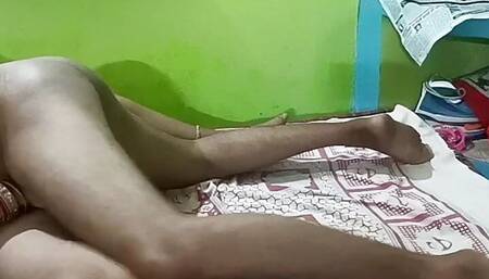 Desi bhabhi ki kali chut ko choda
