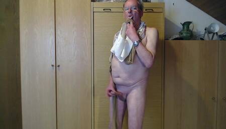Jerking off in lingerie D28