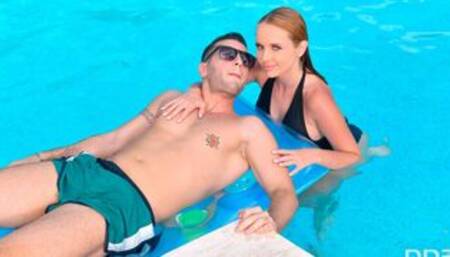 Redhead beauty Kaisa Nord is sucking on the poolside