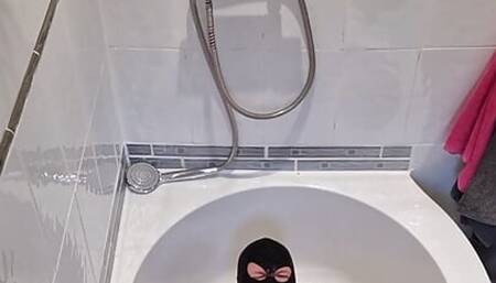 Wet n wild wee and cumshot in bathtub