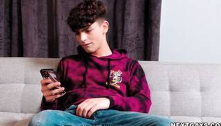 Kyle Wyncrest offers his cock to jerking Zayne Bright