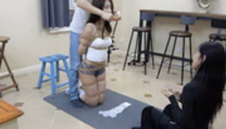 YT1909 She Is The luckiest Girl In The World