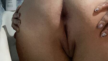 The whore jerks off lying in the bathroom, a comb pussy and anal