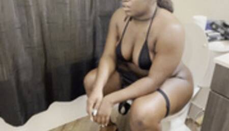 Loud struggle farts on toilet