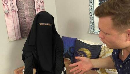 Muslim hottie Valerie Moon gets a nice cumshot in mouth