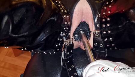 Slut-Orgasma Celeste fucked hard by a equine dildo and a toilet brush
