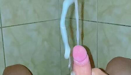 Brazilian boy masturbates and gives a super squirt of cum