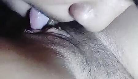 Pinay iyutan sa sasakyan