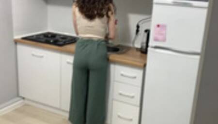 Я трахаю свою 18-летнюю сводную сестру, пока родителей нет дома, и кончаю мне на попку.