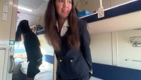 Позвал проводницу в поезде в своё купе и трахнул пока у нее был перерыв