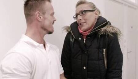 Cutie Sex rubs with a German blonde Mom with glasses