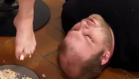 Food time, foot fetish