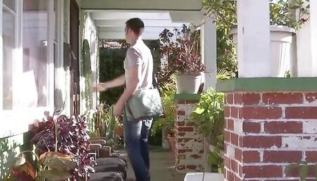 Kris Anderson, Seth Roberts get dirty on laundry day - MEN