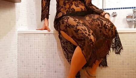 Blonde mature gives gold rain for drinking