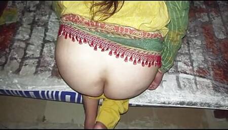 Desi Amma ki kamar me dard tha to amma ne apne bate se massage ke bahane chodwiya, hind