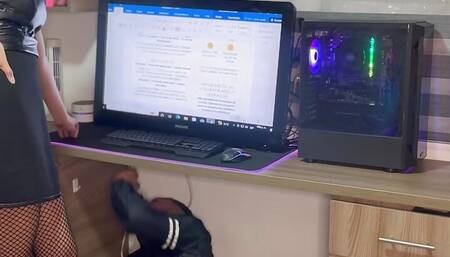 The company's computer was damaged. The engineer arrives to fix it and I take it.