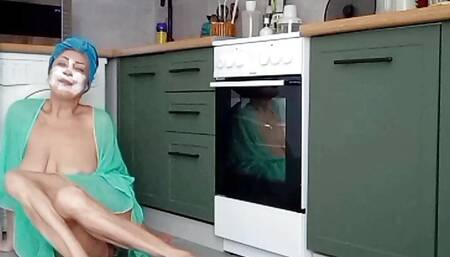 Slut mom cooking sramble eggs in her pussy for breakfast