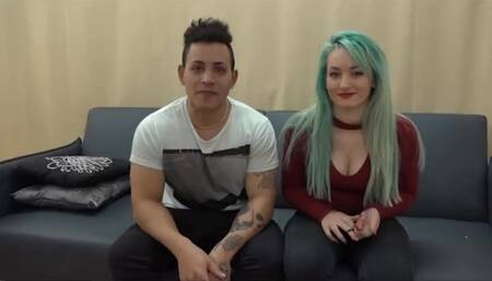 Saben cómo complacer a un tío. Trío Interracial!!