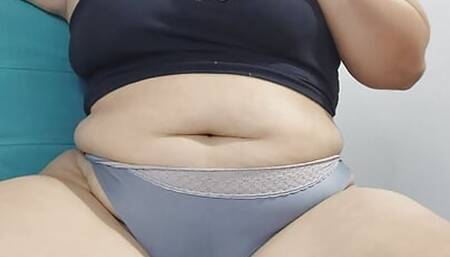 This girl bounces her big butt in a very sensual way