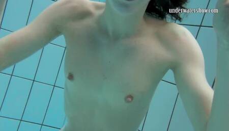 Looking-good lovebird at teen (18+) clip