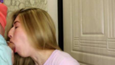 Она взяла мой леденец