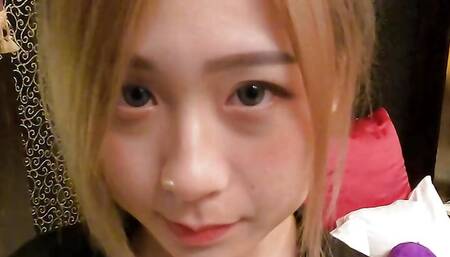 Sexy Chinese girl Lin Siyu has sex with her boyfriend in a hotel room.