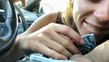 DANS LA VOITURE DE MON , JE LE SUCE & AVALE SON SPERME PENDANT QU’IL CONDUIT !