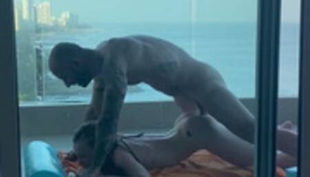 Sur un balcon à Carthagene, étudiante se fait remplir son jolie petit cul !