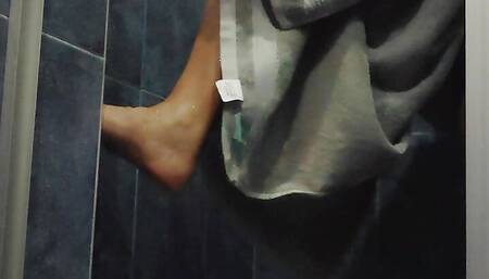 WOMAN IS CAUGHT NUDE IN PUBLIC BATHROOM