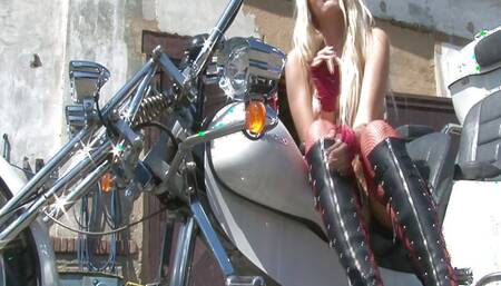 Made myself squirt on a balcony in Italy Webcamgirls want
