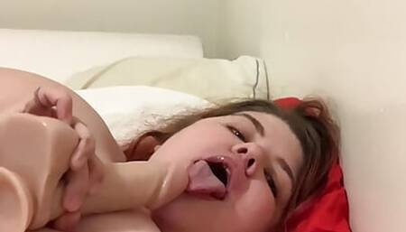 Pretty white bbw doing solo and using toys to play with herself