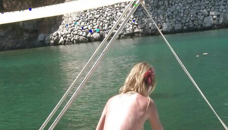 Alicia Silver is a hot MILF with a hairy pussy Webcamgirls