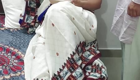 Jab ghar par malkin akele porn dekh rahi thi tab nokar ne chut choudai ki