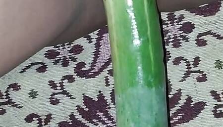 Desi bhabi ne mota khira dalwaya