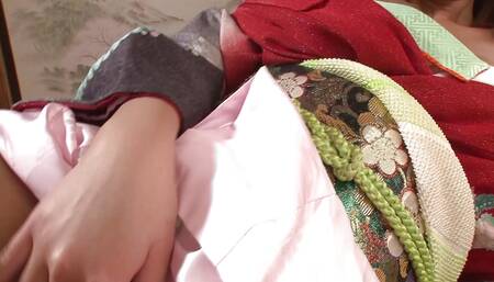 JAPANESE GIRL SITS AND RIDES A HUGE COCK CREAMPIE