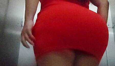 CAMERA RECORDS A GIRL WITH TRANSPARENCY IN A PUBLIC BATHROOM IN A SHOPPING CENTER