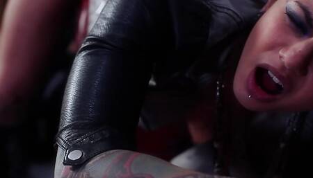 BABE GETS A MASSIVE CUMSHOT AFTER SUCKING AND RIDING A HUGE