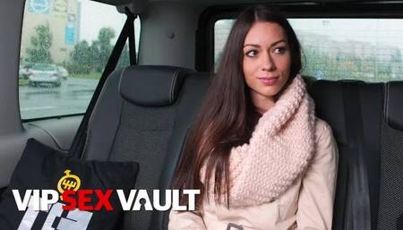 Beauty Arwen Gold Squirts Hard In The Backseat