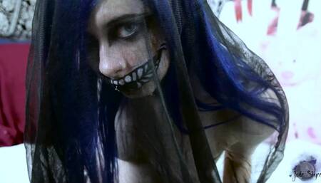Goth teen fucks herself and cums hard