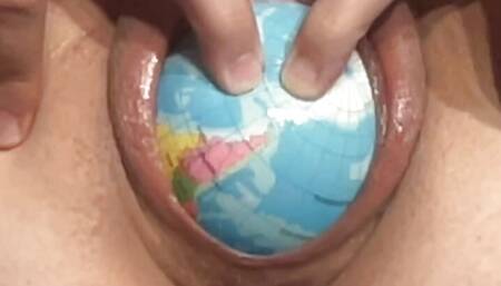 fat whore has fun with stretching her hole und getting filled up