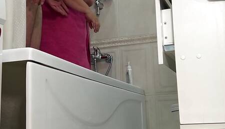 stepmom washed his cock and gave a blowjob before anal sex