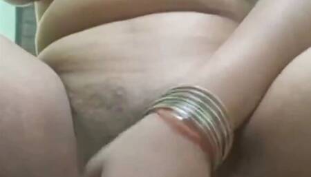 Choot m ungli karke dikhai bf ko
