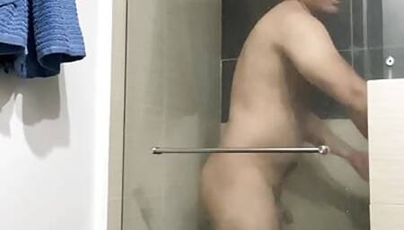 I record my cousin again without him noticing while he bathes