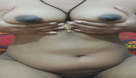 Indian bhabhi apne pati ke yad me chut ka Pani chuchi pe lgaya