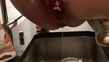 Young teen piss in sink because she got house arrested