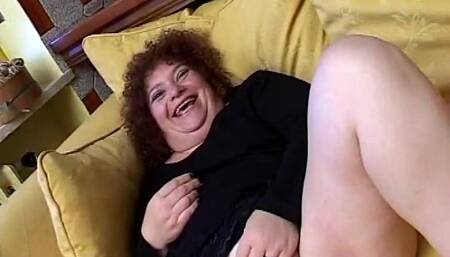 Bolognese housewife masturbates at home with a vibrator - Dissatisfied Italian women!