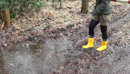 Mit gelben Gummistiefeln in der Matsche stecken geblieben