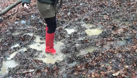 Mit roten Absatz-Gummistiefeln hilflos im Sumpf stecken geblieben