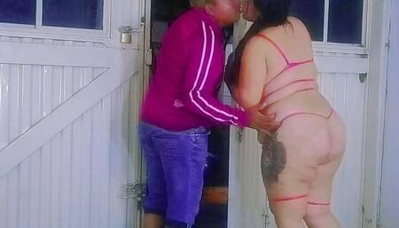 The delivery man fucked me without a condom, I received him in lingerie and he couldn't resist the urge to fuckme