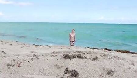 Kate Bloom is a tight little spinner who has found herself at the beach without